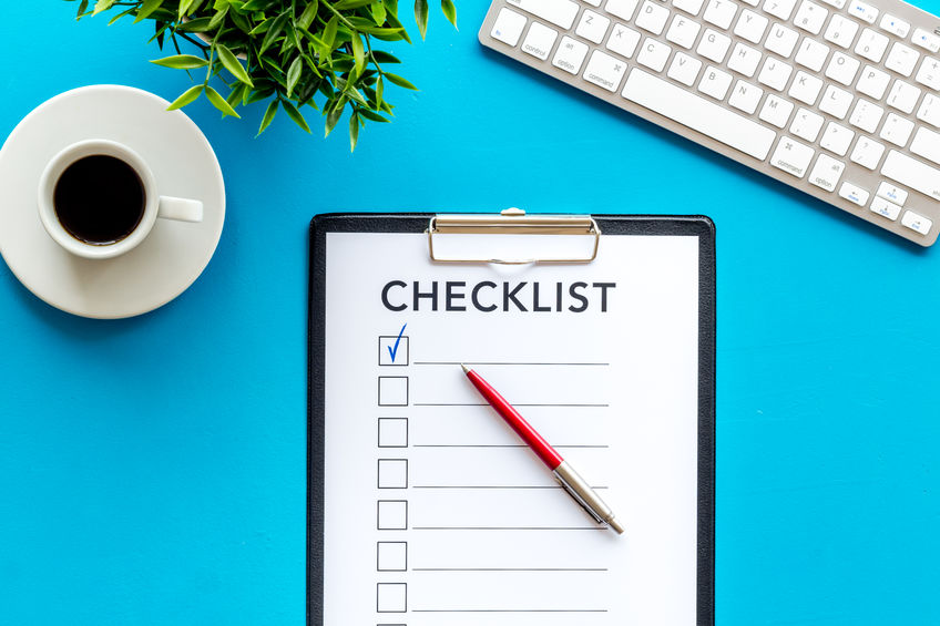Checklist and pen on blue office background top view Checkliste: Wichtige Adressänderungen beim Umzug, Umzug Salzburg